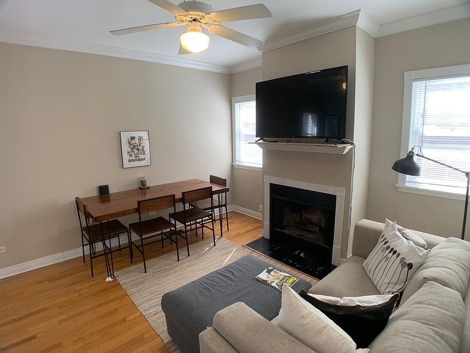 livingroom with fireplace and hardwood floors