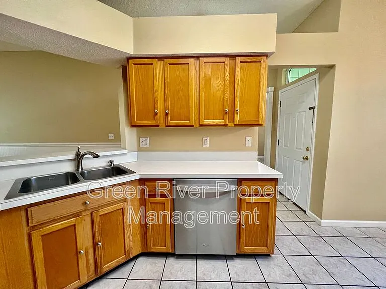 13140 Staffordshire Dr S — Photo 12