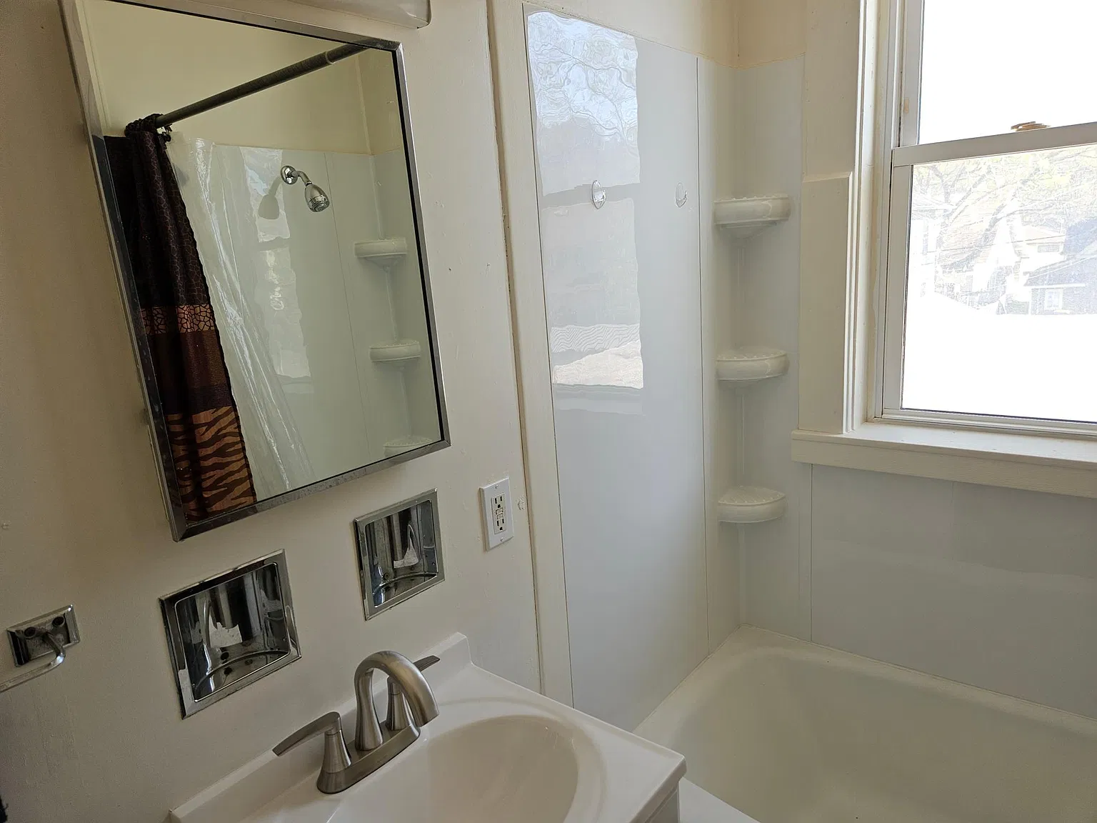 435 Benton Ave — Photo 3