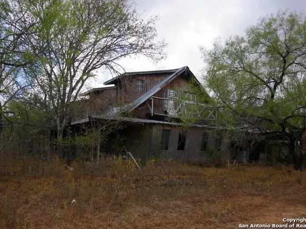 4139 County Road 3300, Pearsall, TX 78061