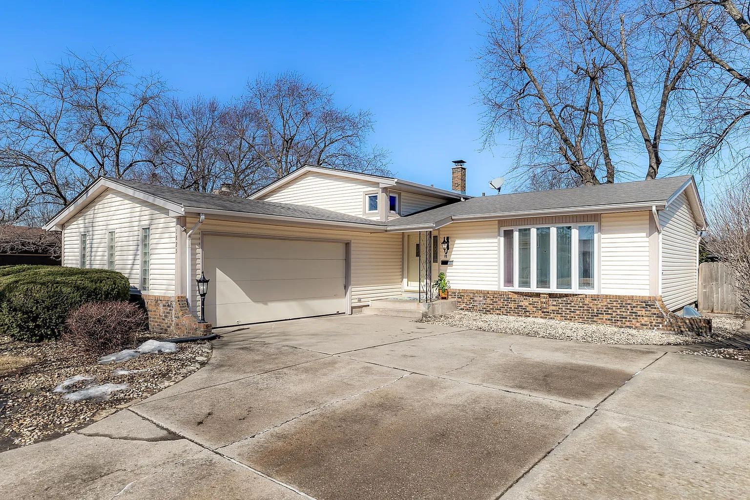 1825 Holly Ln photo 1
