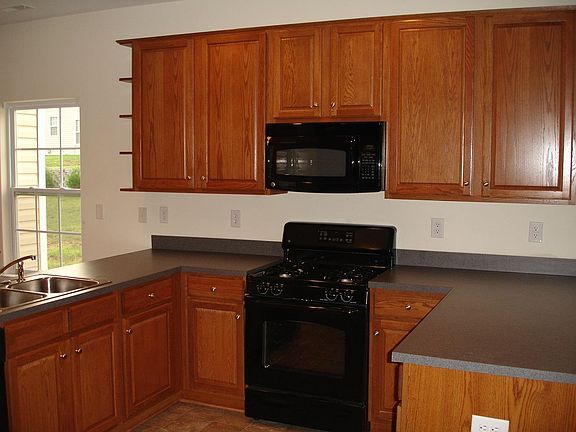 Completely Modernized Open Kitchen Incl Gas Stovetop/Oven Combo & 42' Cabinets