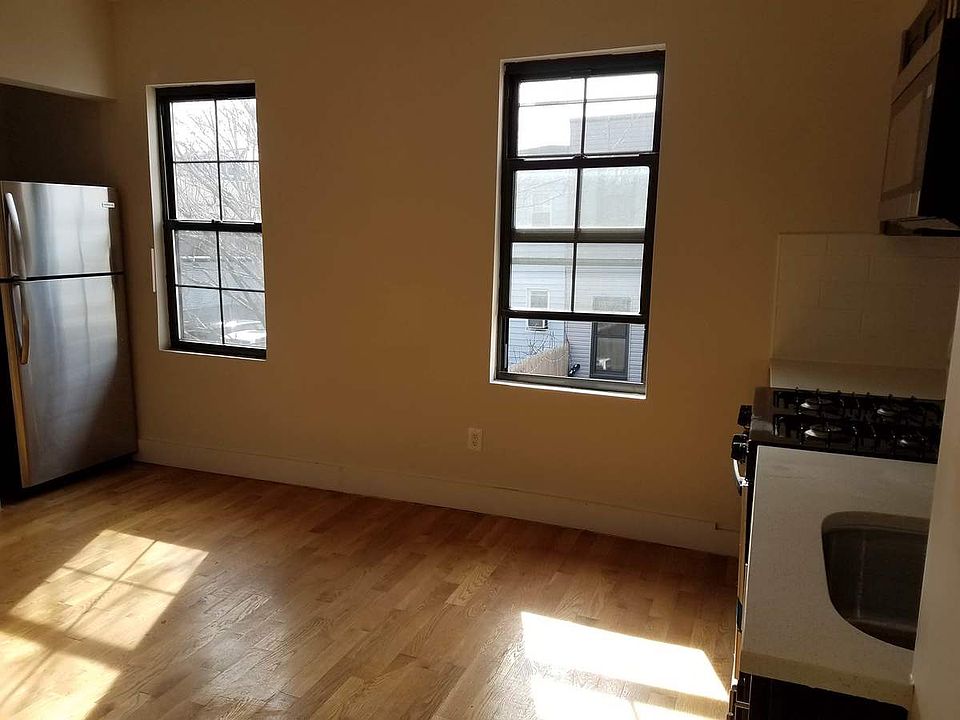 2nd image of 118 Kingsland Ave #1R