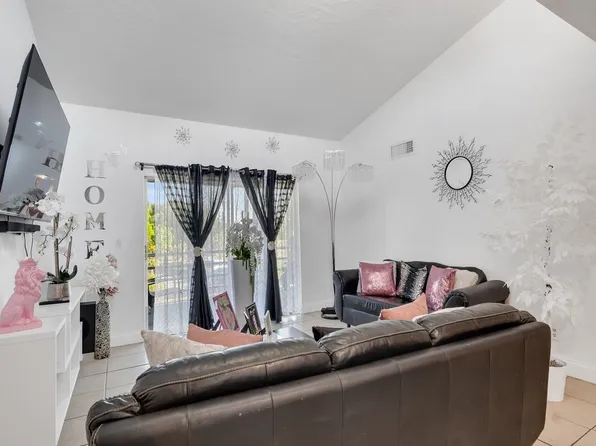 1555 14th Ave APT 209, Vero Beach, FL 32960