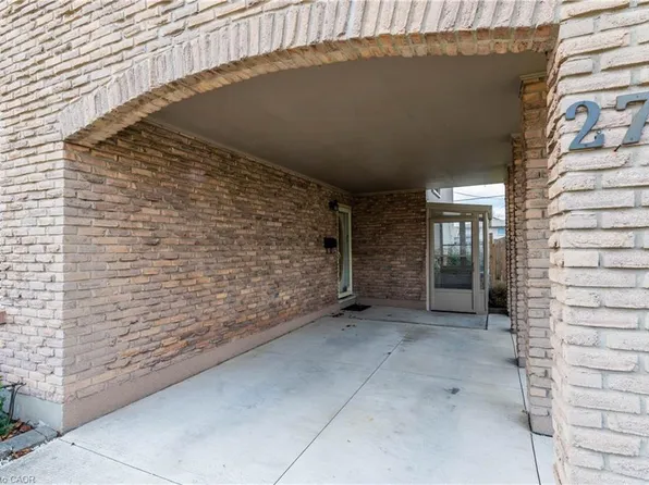 27 Trelawn Pkwy, Welland, ON L3C 1W4