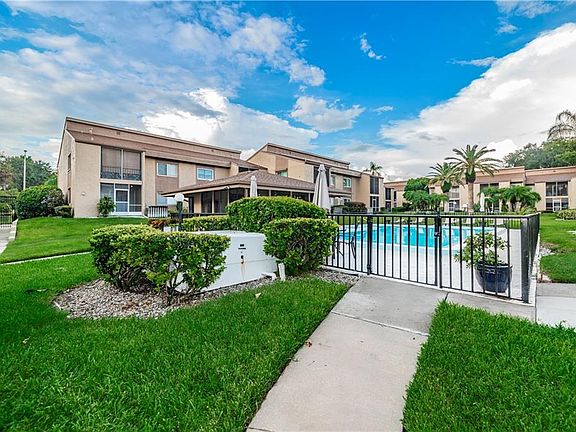 3rd image of 1589 Greenlea Dr APT 9