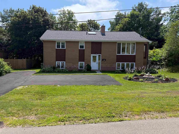 28 Mackay Dr, Charlottetown, PE C1A 5W3
