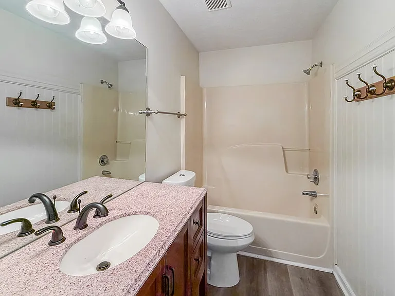 104 Carolina Ct — Photo 16