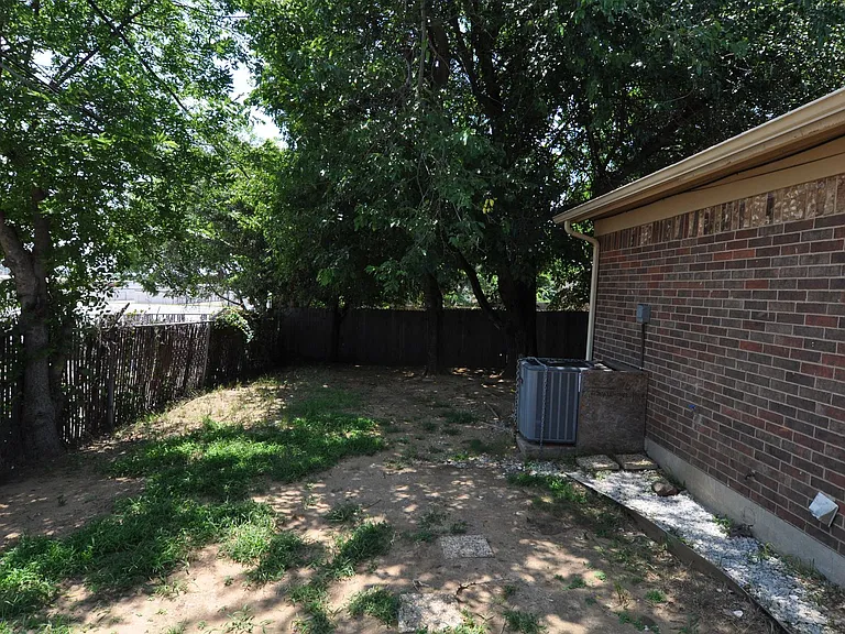 2034 Oakwood Ct — Photo 10