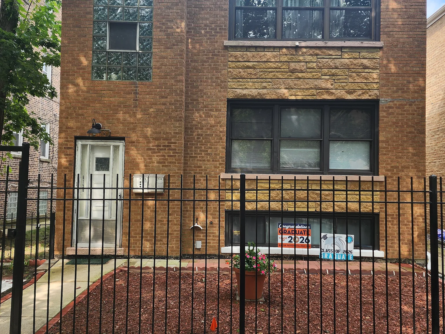 6158 N Hoyne Ave — Photo 2