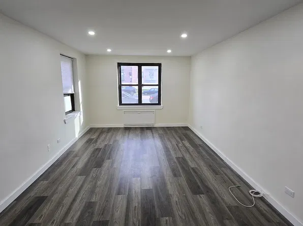 73-55 210th St #1M, Oakland Gardens, NY 11364