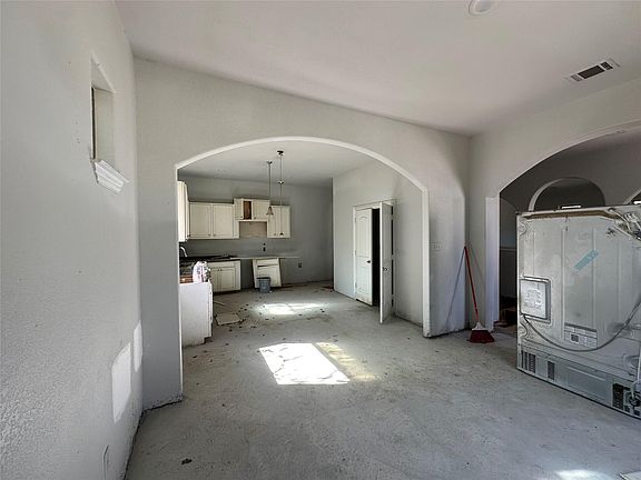 4th image of 170 Scarlet Harts Ln