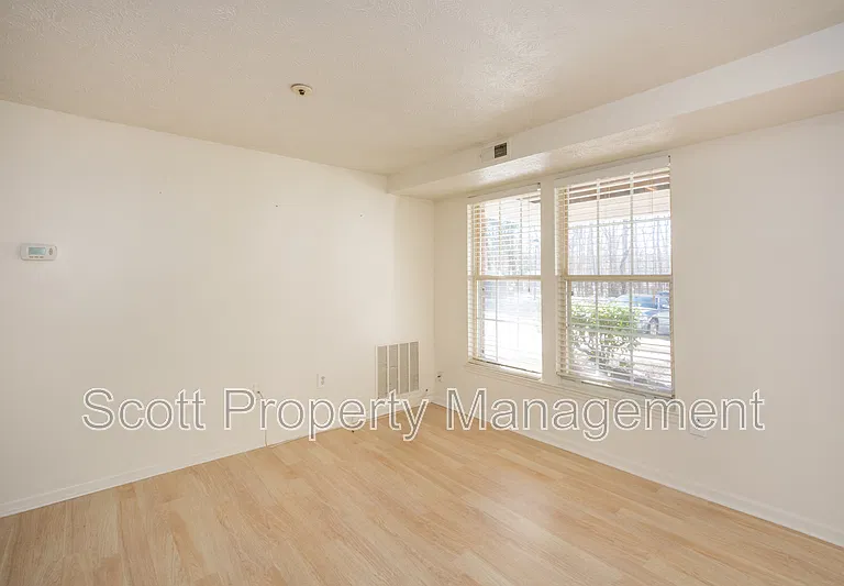 903 Woodbridge Ct #D — Photo 3