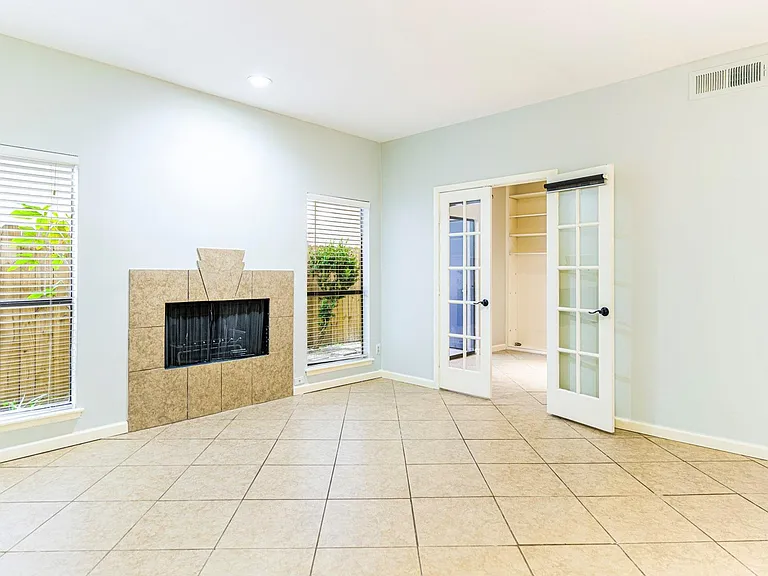 1818 Augusta Dr #27 — Photo 2