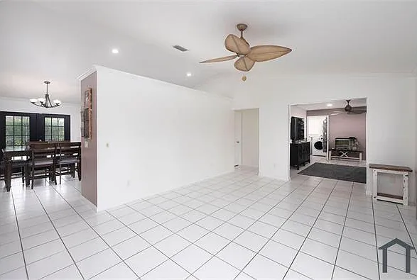 4 bed, 2151 sqft, $4,930 — Photo 4