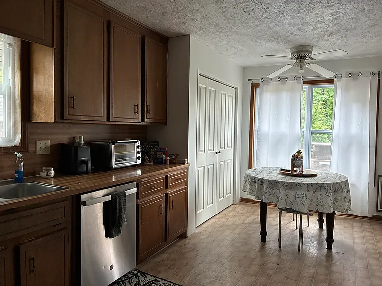 Kitchen and breakfast area