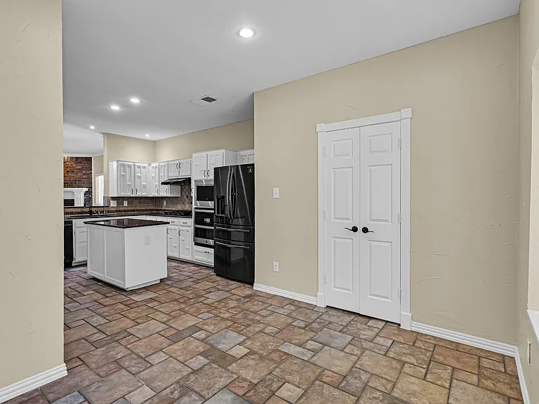 6906 Graham Dr — Photo 8