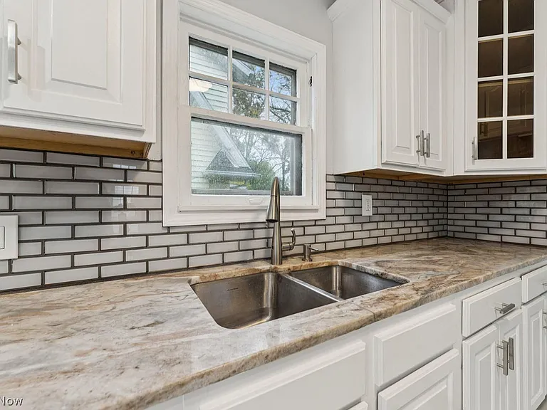 1387 Dietz Ave — Photo 5