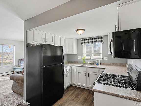 5th image of 61035 Eleven Mile Rd APT 1