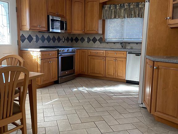 5th image of 74 Rosemont Ave