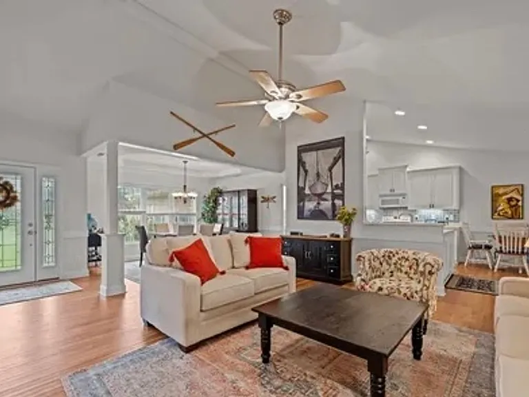 815 Pelican Dr — Photo 3
