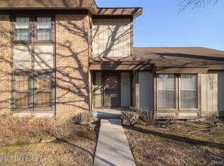 25062 Oakbrooke Dr, Southfield, MI
