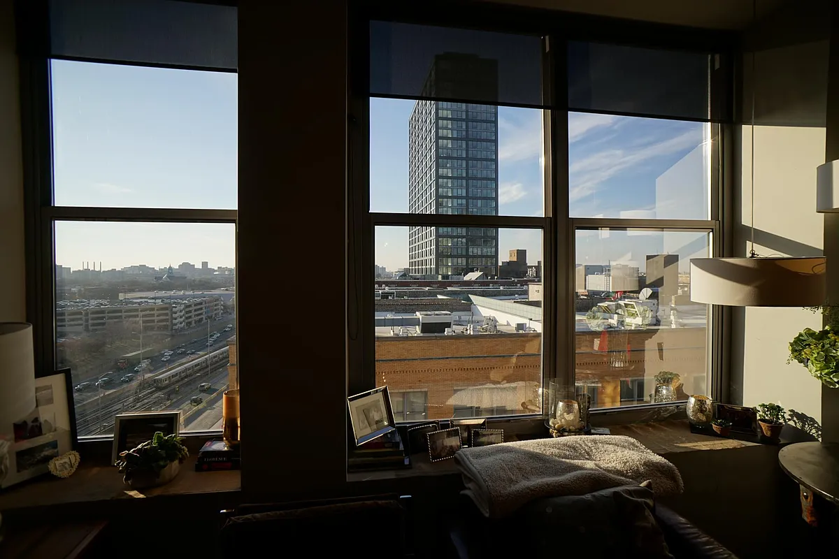 Living Room View - 933 W Van Buren St #913