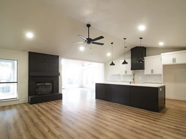 403 Thorn Wood Dr, Euless, TX 76039