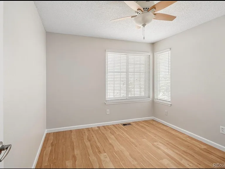2060 E Phillips Ln — Photo 12