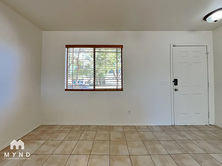 1886 E Cowboy Cove Trl — Photo 3