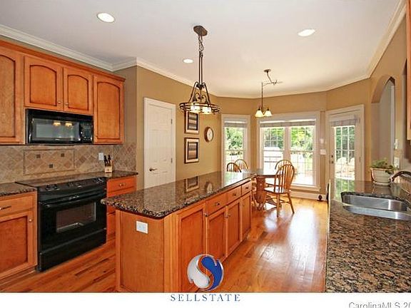 Granite island for food prep or entertaining, Sit in the breakfast area and enjoy the view!!
