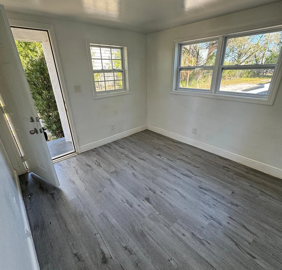 4421 N Clark Ave Unit C — Photo 3