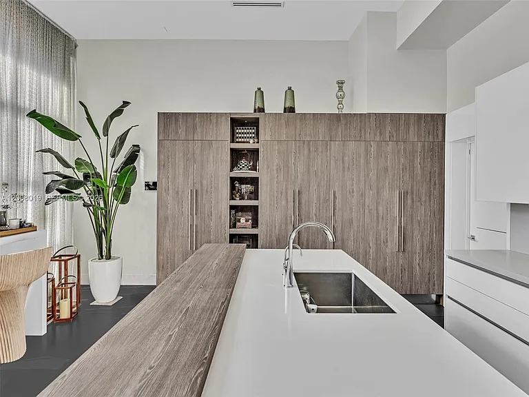 307 Holiday Dr — Photo 35