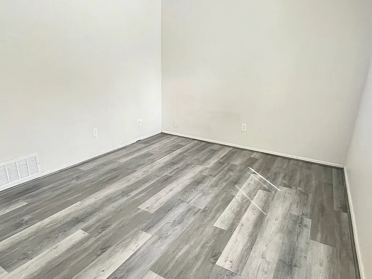 920 W Montague Ave S — Photo 5