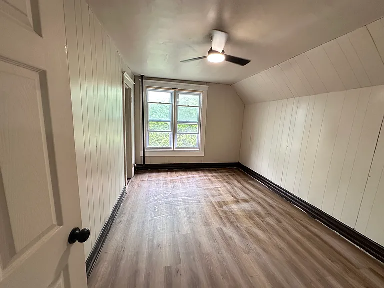 1 of 3 rooms upstairs