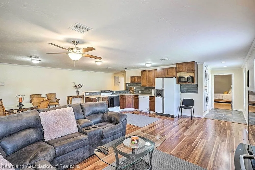3 bed, 2.0 bath, 2016 sqft, $2,000 — Photo 2