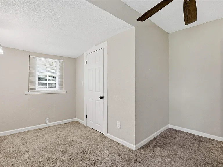 719 Dent St — Photo 12