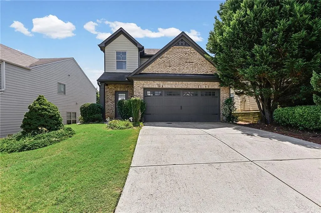 3 bed, 2.5 bath, 2084 sqft, $2,300 — Photo 2