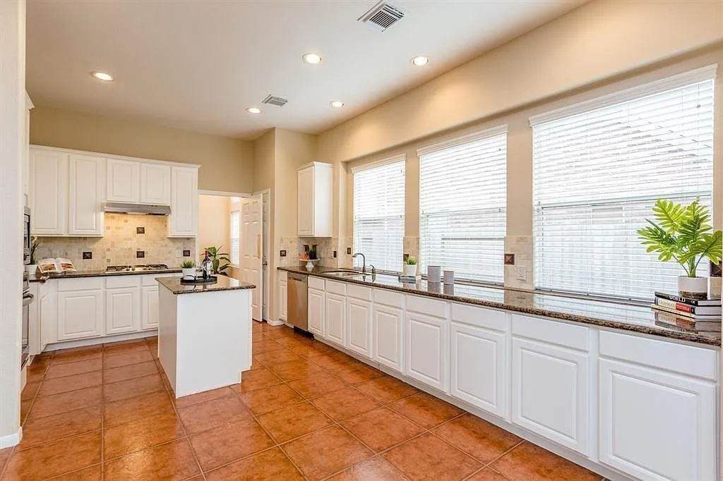 3 bed, 2.0 bath, 2466 sqft, $2,800 — Photo 4