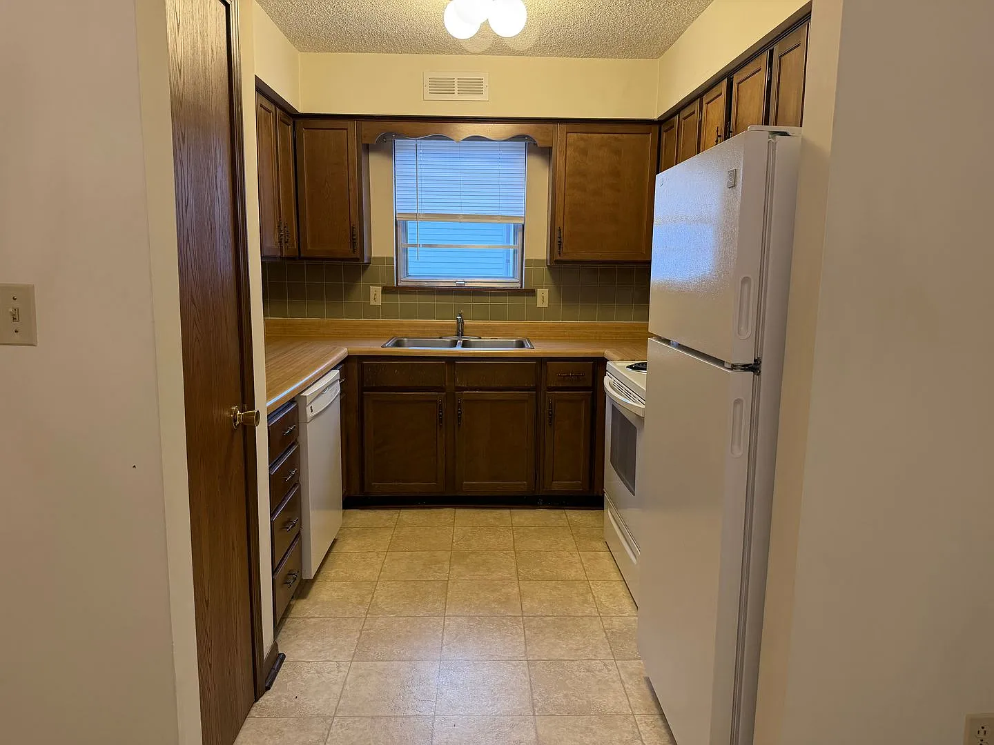 2205 Warwick St - A/B — Photo 4
