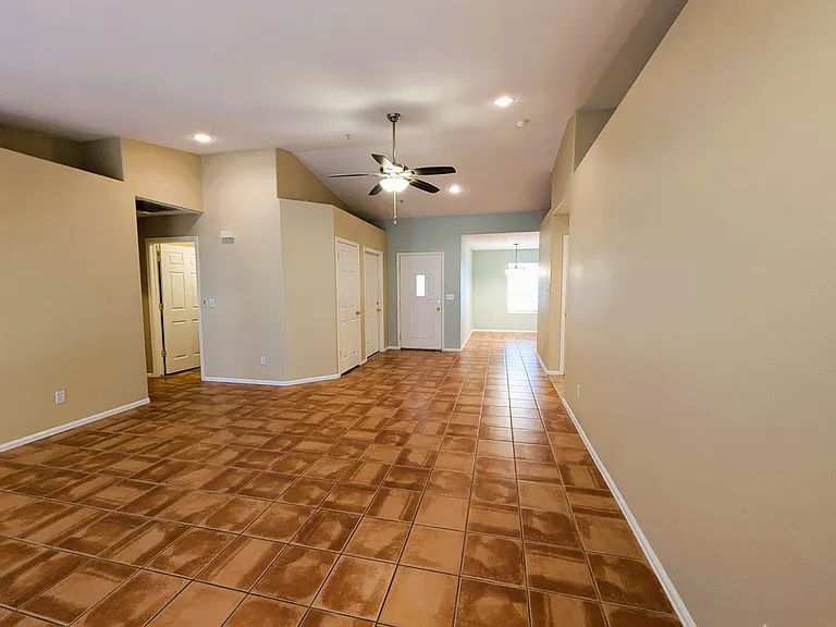 460 1/2 E Scenic Dr — Photo 5