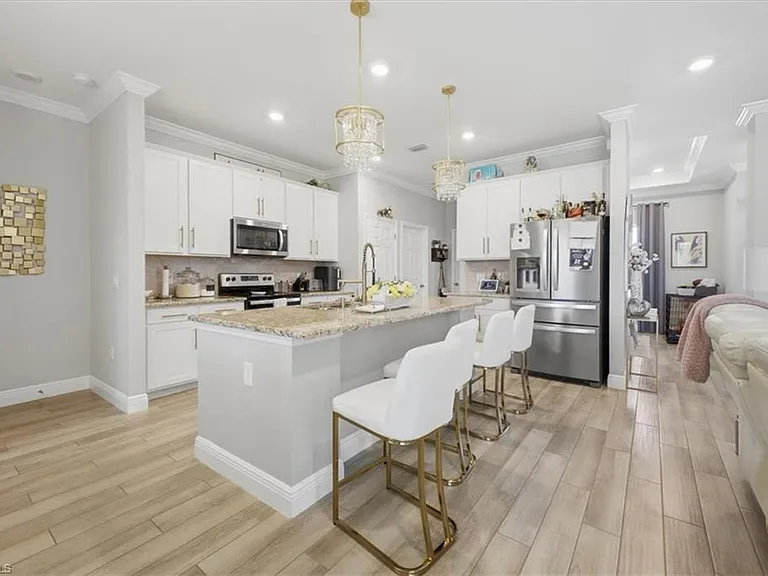 1025 NW 7th Pl — Photo 8