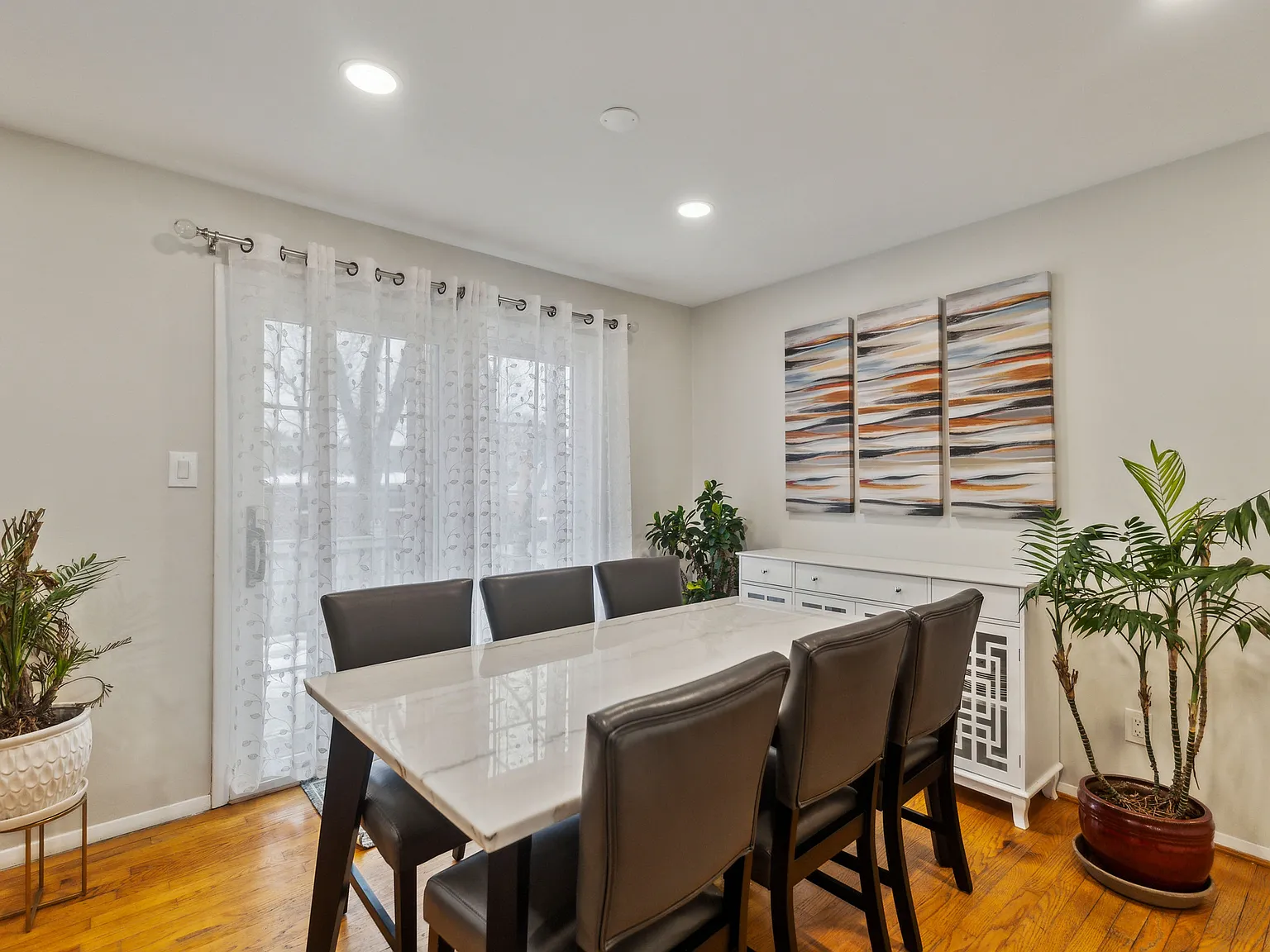 4 bed, 2220 sqft, $5,800 — Photo 3