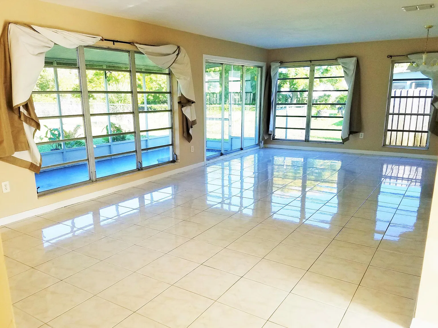 3237 Normandy Dr — Photo 1