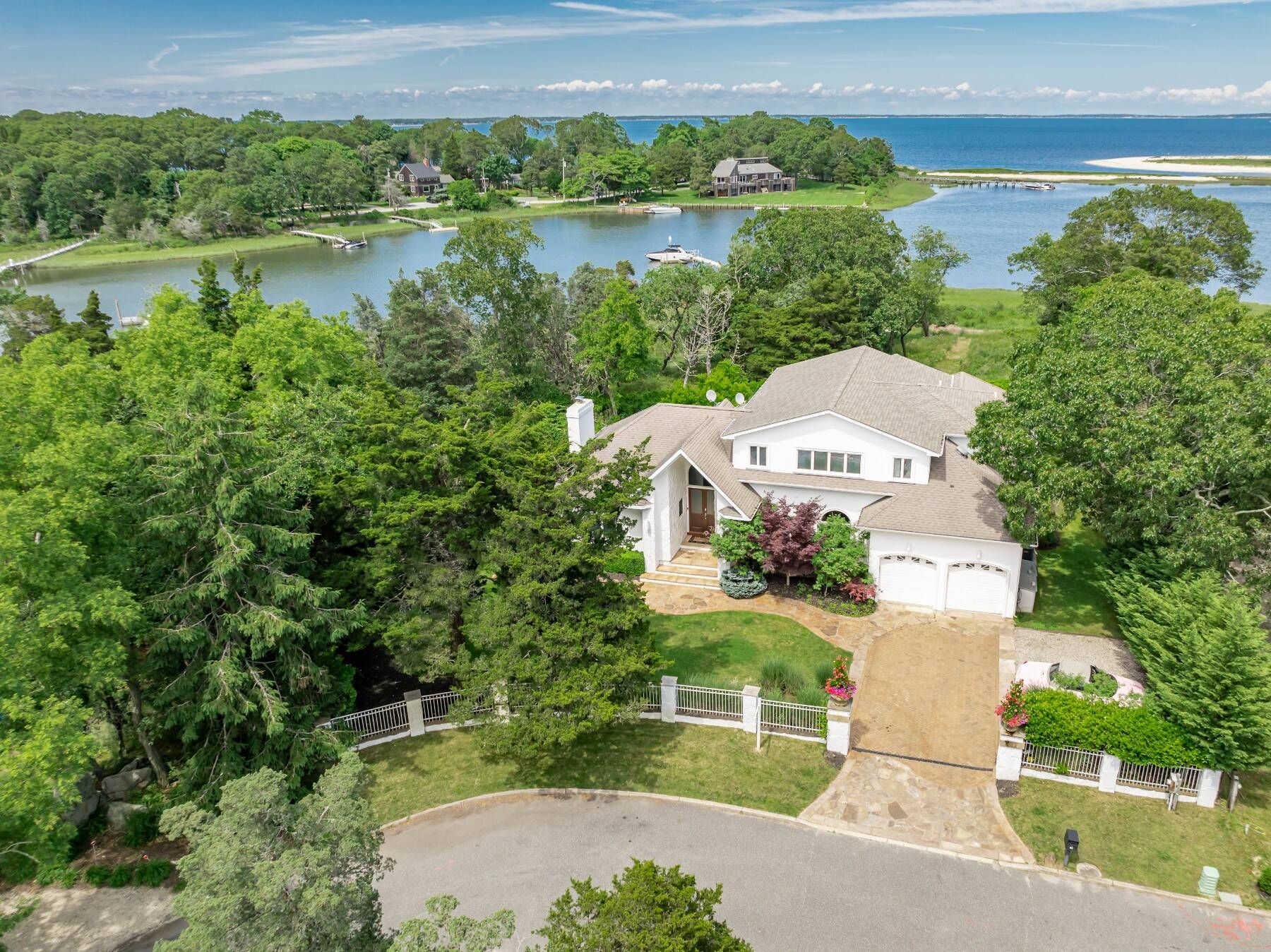 16 Duckwood Ln, Hampton Bays, NY 11946 Out East