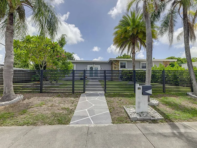 3609 SW 58th Ave — Photo 2