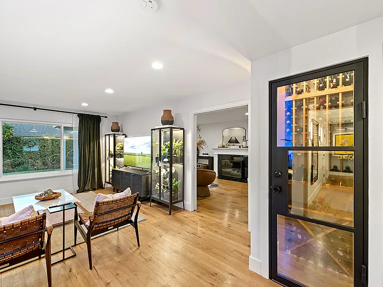 843 Bernard Dr — Photo 24