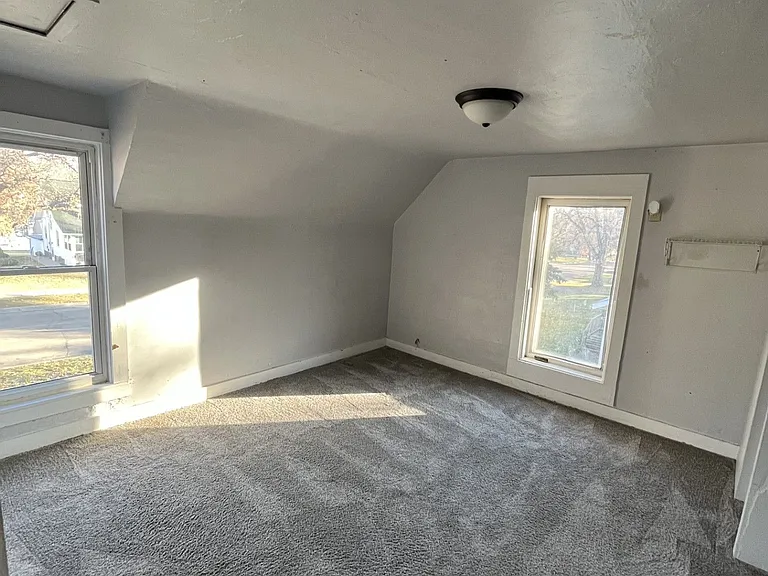 567 E School St — Photo 7