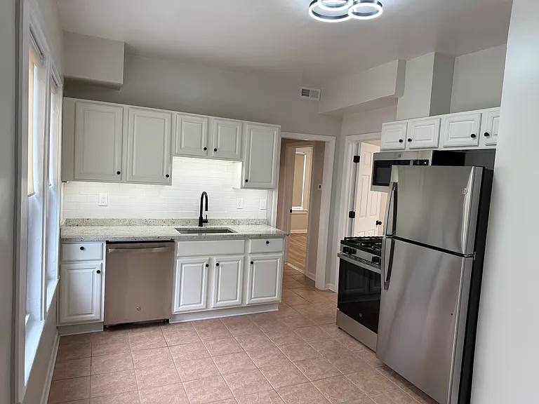 180 Burritt Ave #2 — Photo 4