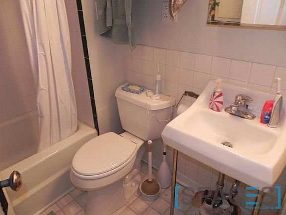 5th image of 3648 N Greenview Ave #1